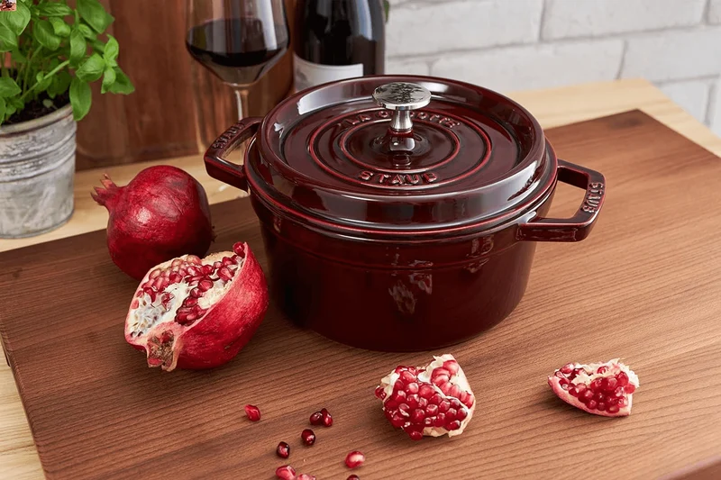 Cocotte Staub ronde en fonte émaillée grenadine