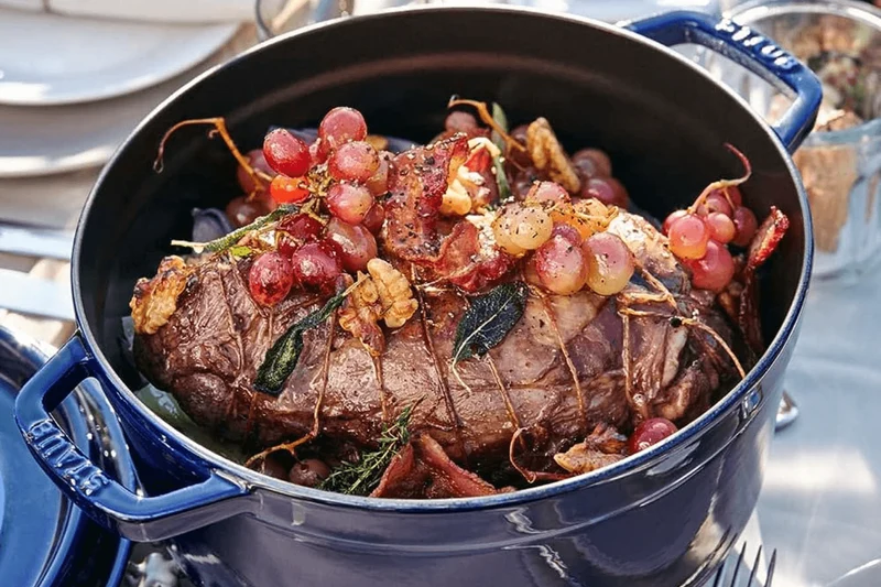 Cocotte Staub ronde en fonte émaillée bleu intense