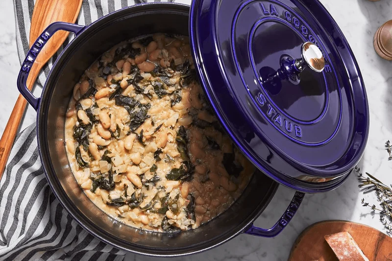 Cocotte Staub ronde en fonte émaillée bleu intense