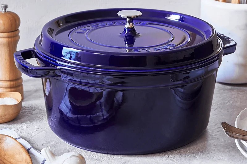 Cocotte Staub ronde en fonte émaillée bleu intense