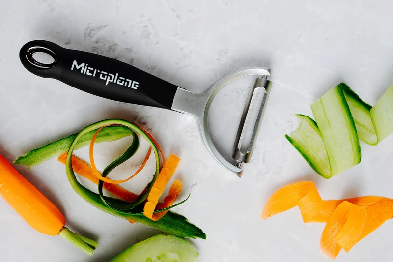 Éplucheur Microplane lame droite en acier inoxydable