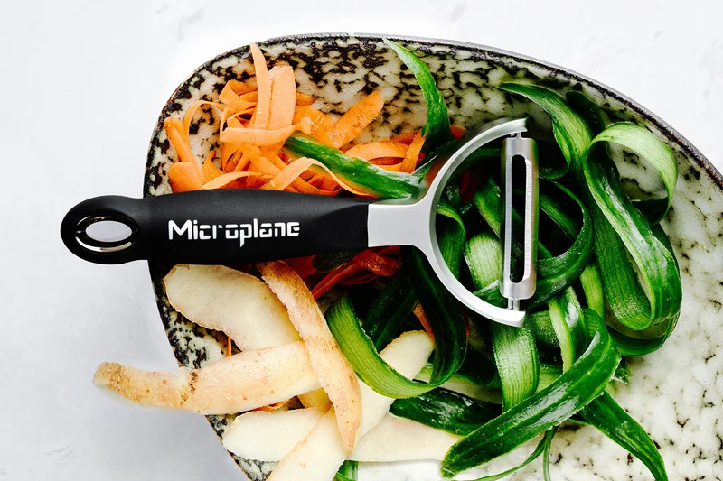 Éplucheur Microplane lame droite en acier inoxydable
