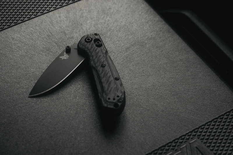 Couteau pliant Benchmade Mini Freek 565BK-02 lame noire manche G10 multicolore 10,3cm