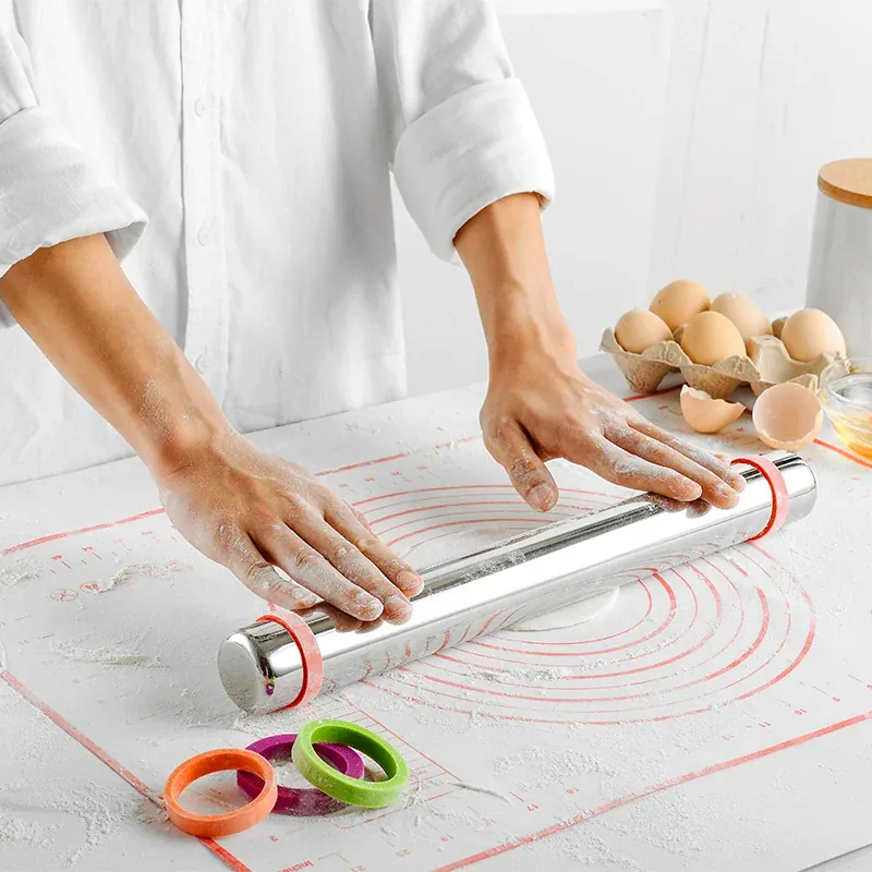 Rouleau à pâtisserie en acier inoxydable avec épaisseurs réglables et tapis en silicone