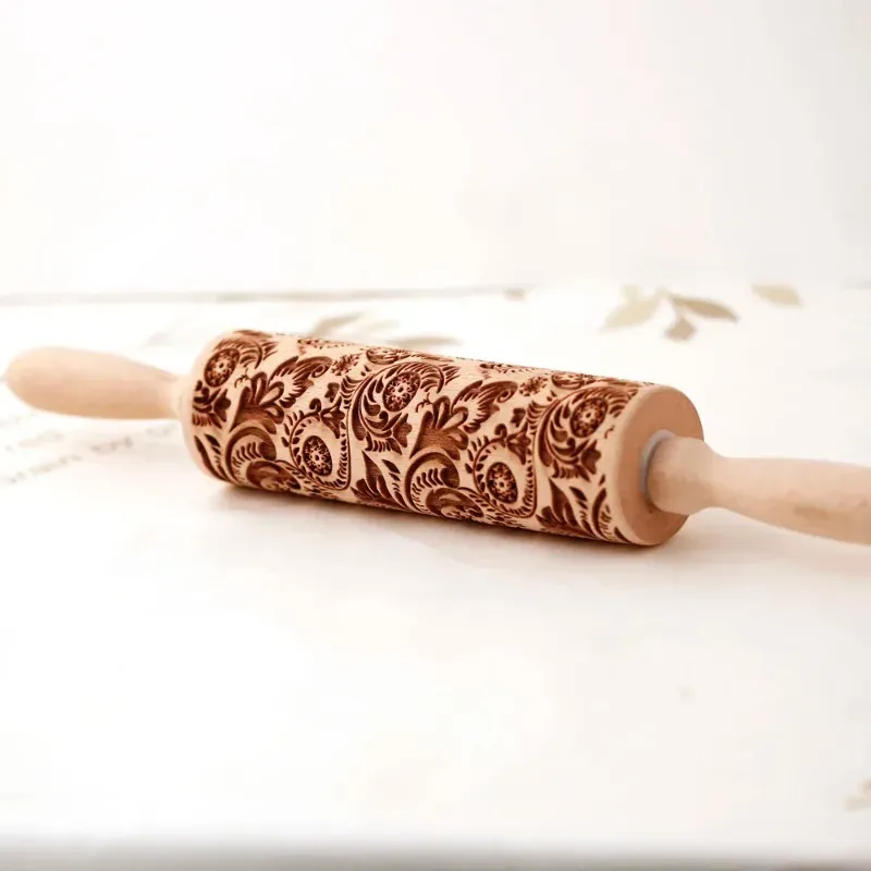 Rouleau à pâtisserie en bois rétro avec motifs gravés - Style européen
