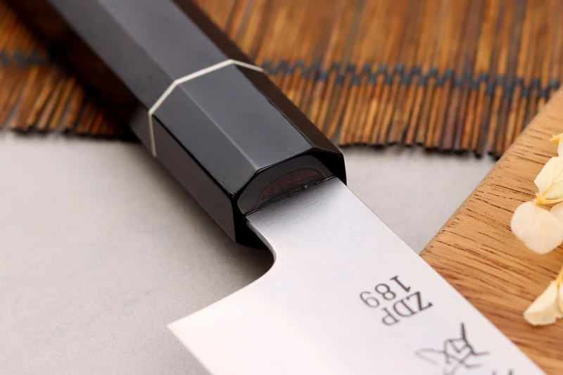 Couteau santoku 19,5cm japonais artisanal Sukenari ZDP-189 San Maï manche en ébène