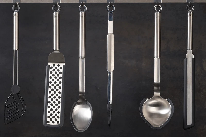 Spatule Rösle coudée perforée en silicone et acier inoxydable 32cm