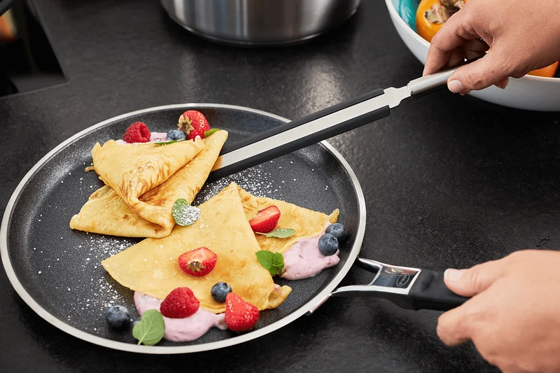 Spatule à crêpes Rösle en silicone noir et acier inoxydable