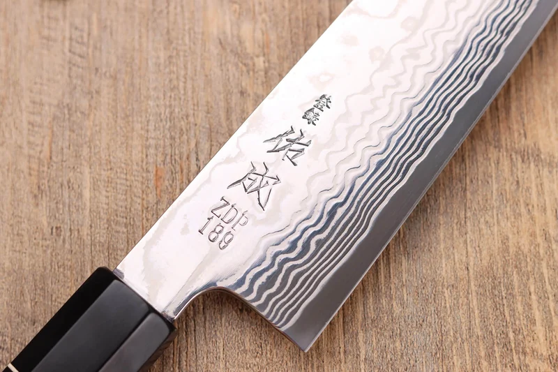 Couteau santoku 19,5cm japonais artisanal Sukenari ZDP-189 damas manche en ébène