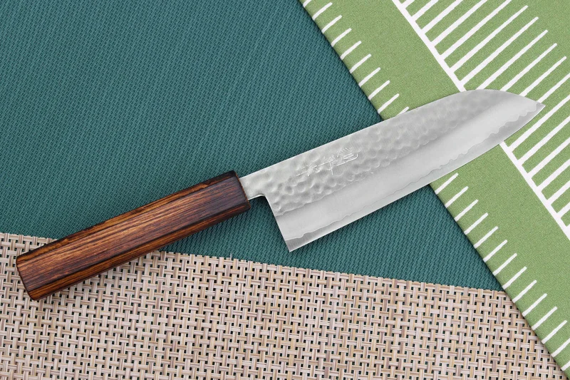Couteau santoku 16,5cm japonais artisanal Masutani martelé manche en chêne
