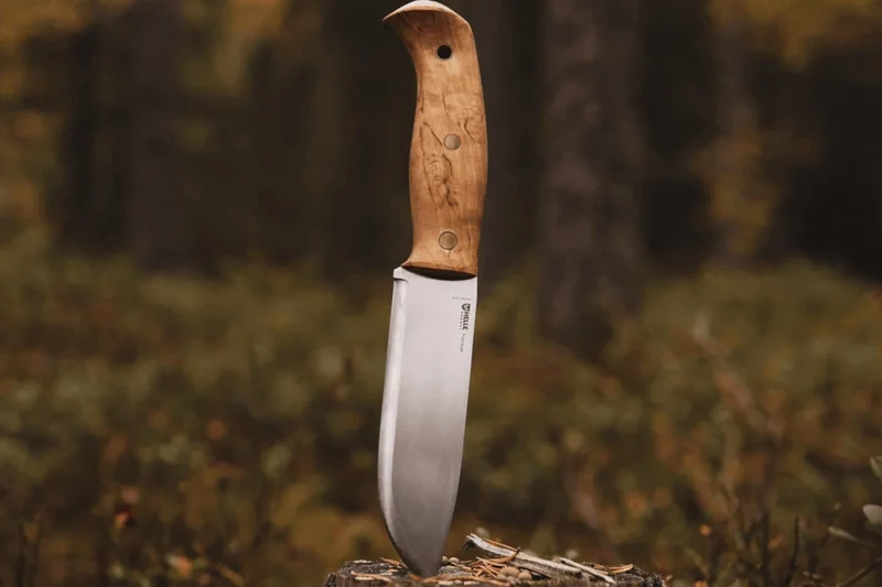 Couteau Helle Nord H670 lame en acier 14,7cm manche en bouleau frisé + étui en cuir