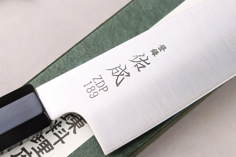 Couteau de chef 21cm japonais artisanal Sukenari ZDP-189 San Maï manche en ébène