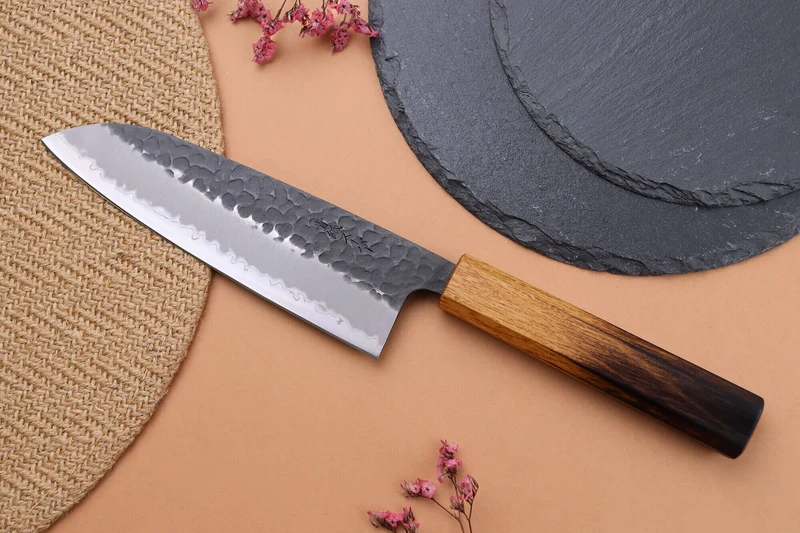 Couteau santoku 16,5cm japonais artisanal Yuzo Black AS chêne brûlé