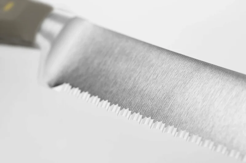 Couteau à pain Wusthof Classic Colour Velvet Oyster forgé lame micro-dentelée 23cm