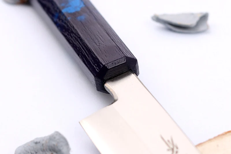 Couteau yanagiba japonais 21cm Sakai Takayuki Nanairo manche en résine laqué bleu