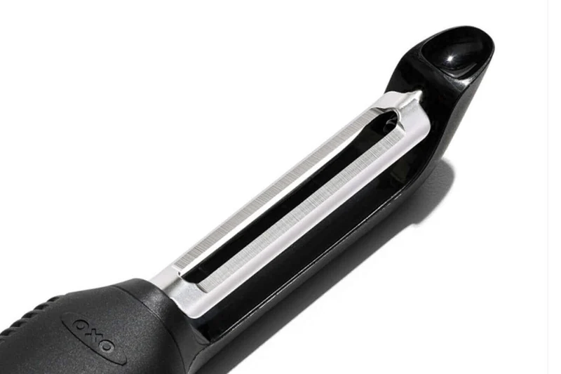 Eplucheur à légumes oscillant OXO good grips manche noir