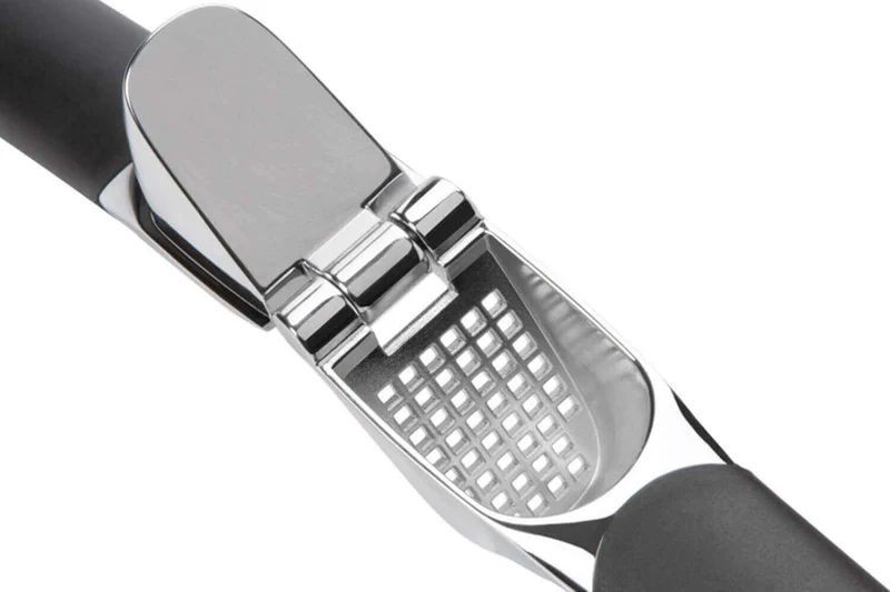 Presse-ail OXO avec brosse à picots intégrée