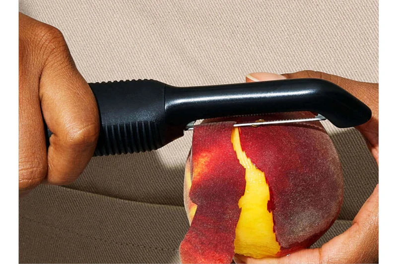 Eplucheur à tomate et peaux fines OXO lame oscillante dentelée