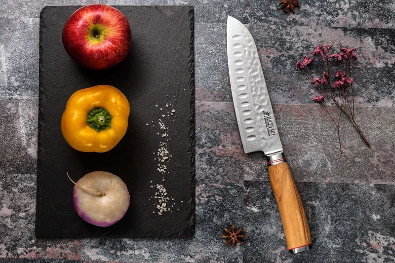 Couteau santoku Wusaki Damas 10Cr alvéolé 18cm manche en olivier
