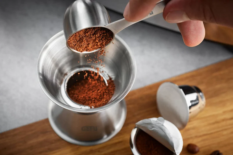Entonnoir et doseur de café avec tasseur Gefu Conscio en acier inox 18/8