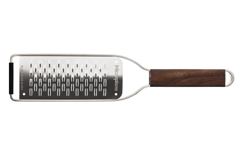 Râpe Microplane Master double tranchant manche en noyer