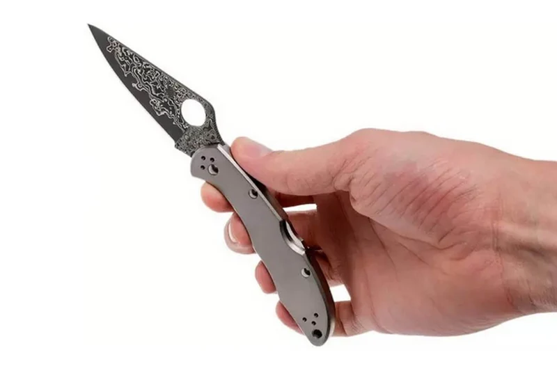 Couteau pliant SPYDERCO DELICA 4 Titanium Damas C11TIPD 11cm + étui
