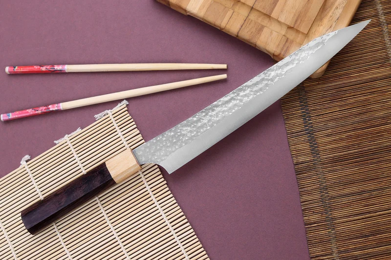 Couteau sujihiki kiritsuke japonais artisanal martelé Yu Kurosaki senko 24cm acier SG2