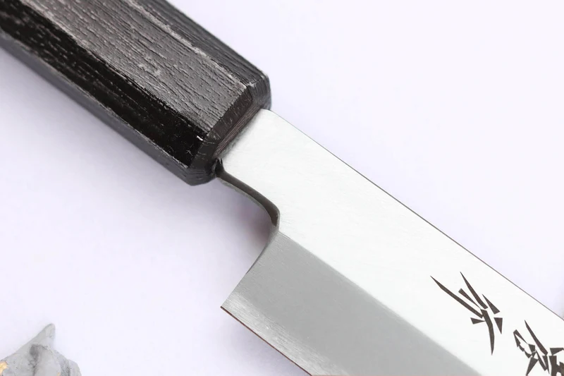 Couteau yanagiba japonais 24cm Sakai Takayuki Nanairo manche en résine ABS laquée