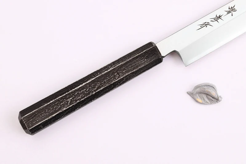 Couteau yanagiba japonais 24cm Sakai Takayuki Nanairo manche en résine ABS laquée