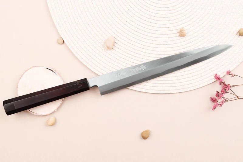 Couteau yanagiba japonais artisanal 24cm Sakai Takayuki Byakko manche en ébène + étui