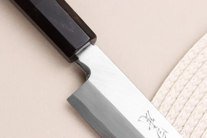 Couteau yanagiba japonais artisanal 24cm Sakai Takayuki Byakko manche en ébène + étui