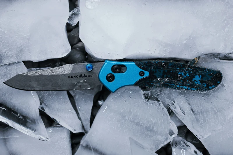 Couteau pliant Benchmade Mini Osborne 945-221 édition limitée lame damassée manche carbone 9,8cm