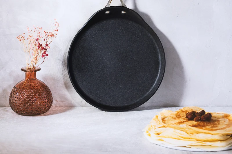 Poêle à crêpes antiadhésive Cristel Castel'Pro Ultralu® 28cm en aluminium forgé et revêtement Ceraliss+