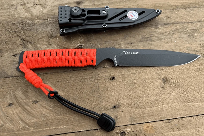 Couteau Wildsteer Wild Tech4 XL WT4XL3122 lame noire 11,5cm manche paracorde Orange Fluo + étui en POM