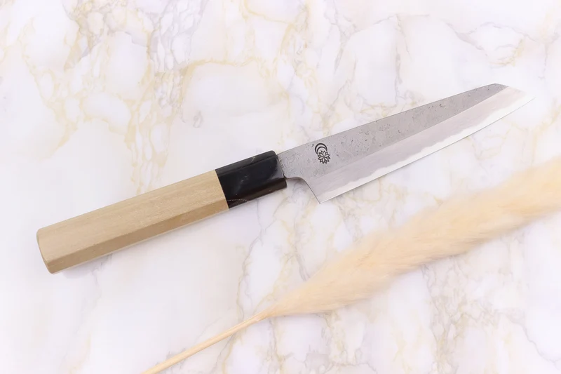 Couteau kiritsuke universel 13,5cm japonais artisanal Sakai Kikumori Kikuzuki Rin