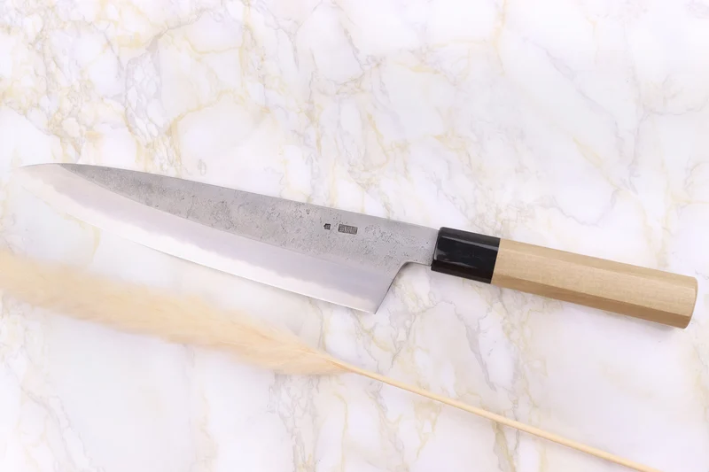 Couteau de chef 24cm japonais artisanal Sakai Kikumori Kikuzuki Rin