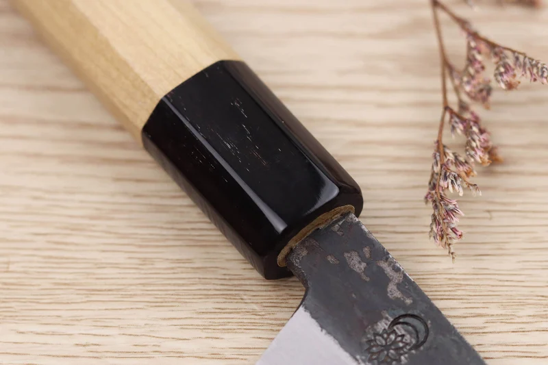 Couteau kiritsuke universel 13,5cm japonais artisanal Sakai Kikumori Kikuzuki Kuro