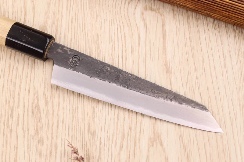 Couteau kiritsuke universel 13,5cm japonais artisanal Sakai Kikumori Kikuzuki Kuro