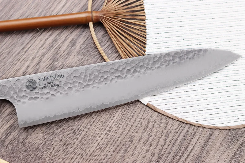 Couteau de chef japonais Kanetsugu Heptagon Uto martelé 20cm