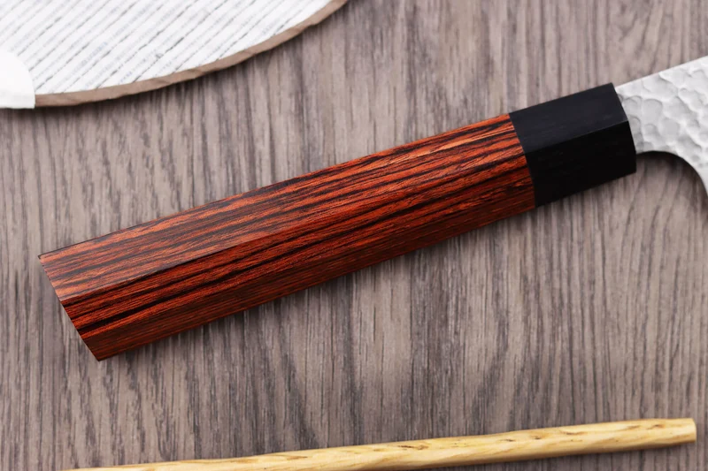 Couteau de chef japonais Kanetsugu Heptagon Uto martelé 20cm