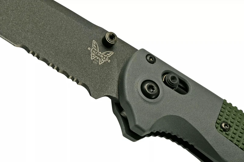 Couteau pliant Benchmade Redoubt 430SBK lame semi-dentelée manche Grivory gris/vert 12cm
