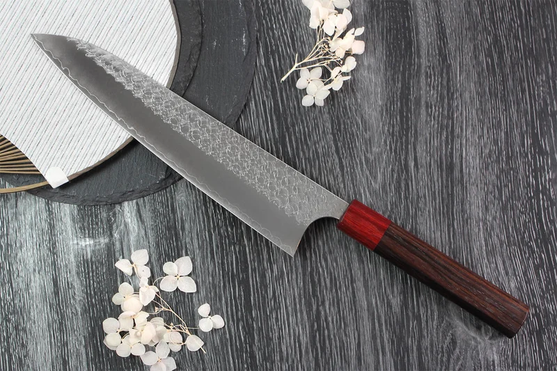 Couteau de chef japonais artisanal Yoshimi Kato Minamo SG2 Tsuchime 24cm