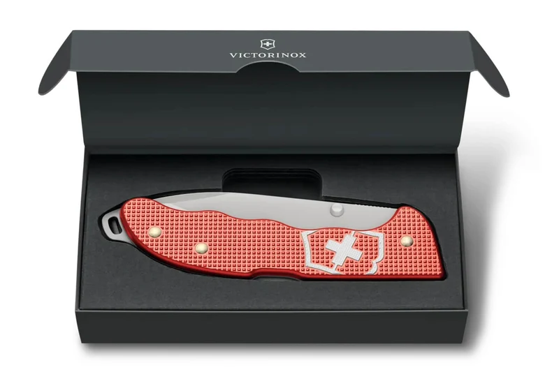 Couteau pliant Victorinox Evoke Alox 0.9415.L25 Édition Limitée 2025 manche alox stone rouge 13,6cm