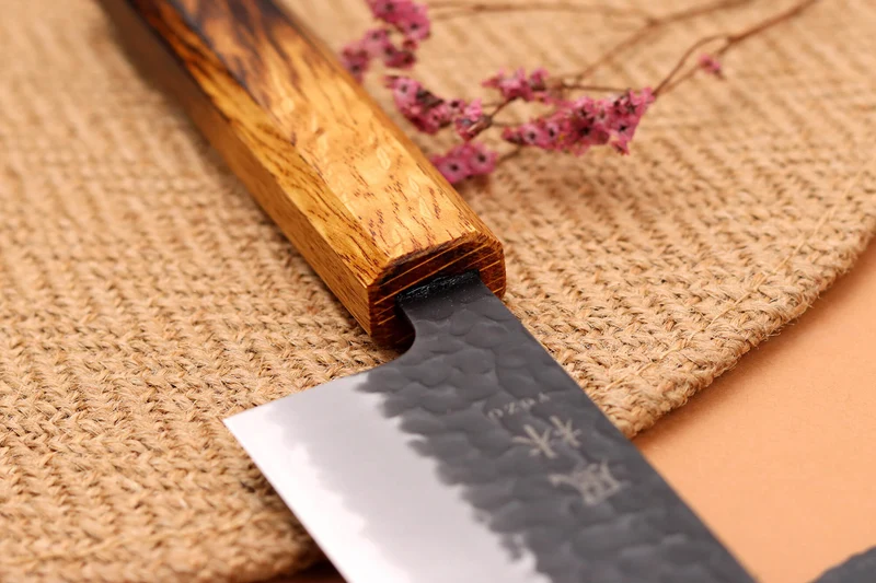 Couteau de chef 24cm japonais artisanal Yuzo Black AS chêne brûlé