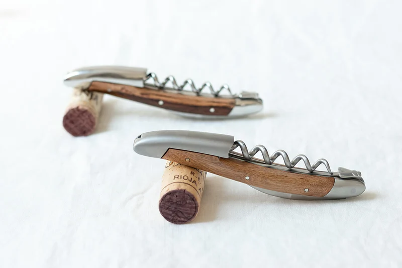 Couteau sommelier Forge de Laguiole manche en cep de vigne finition satinée
