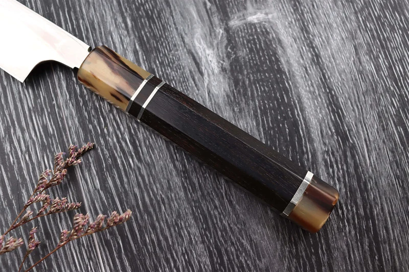Couteau sakimaru takohiki japonais artisanal Naoki Mazaki Damascus biseauté 27cm corne claire
