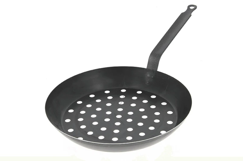 Poêle à marrons perforée De Buyer 5490.28 28cm en tôle d'acier bleuie pour cuisson sur braise