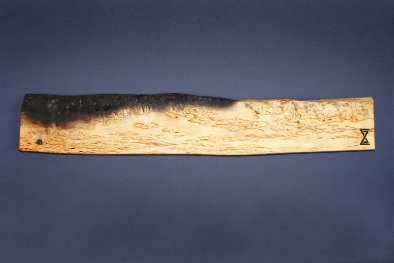 Barre aimantée artisanale Essences Creations en bouleau madré brûlé Shu Sugi Ban 45cm modèle 1
