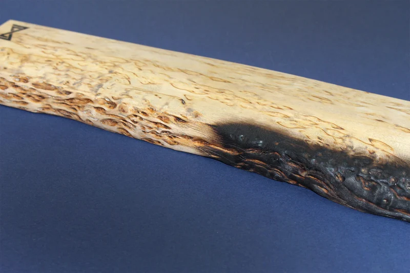Barre aimantée artisanale Essences Creations en bouleau madré brûlé Shu Sugi Ban 45cm modèle 1