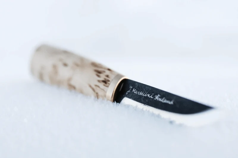 Couteau Marttiini Arctic 535010 lame carbone 9cm manche en bouleau madré + étui